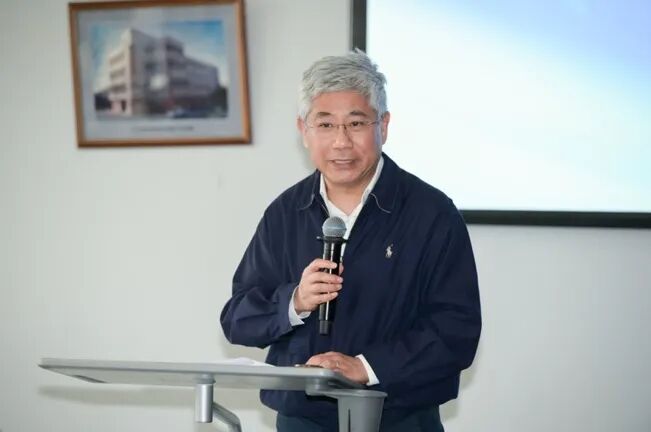 图片包含 人, 室内, 男人, 桌子 AI 生成的内容可能不正确。