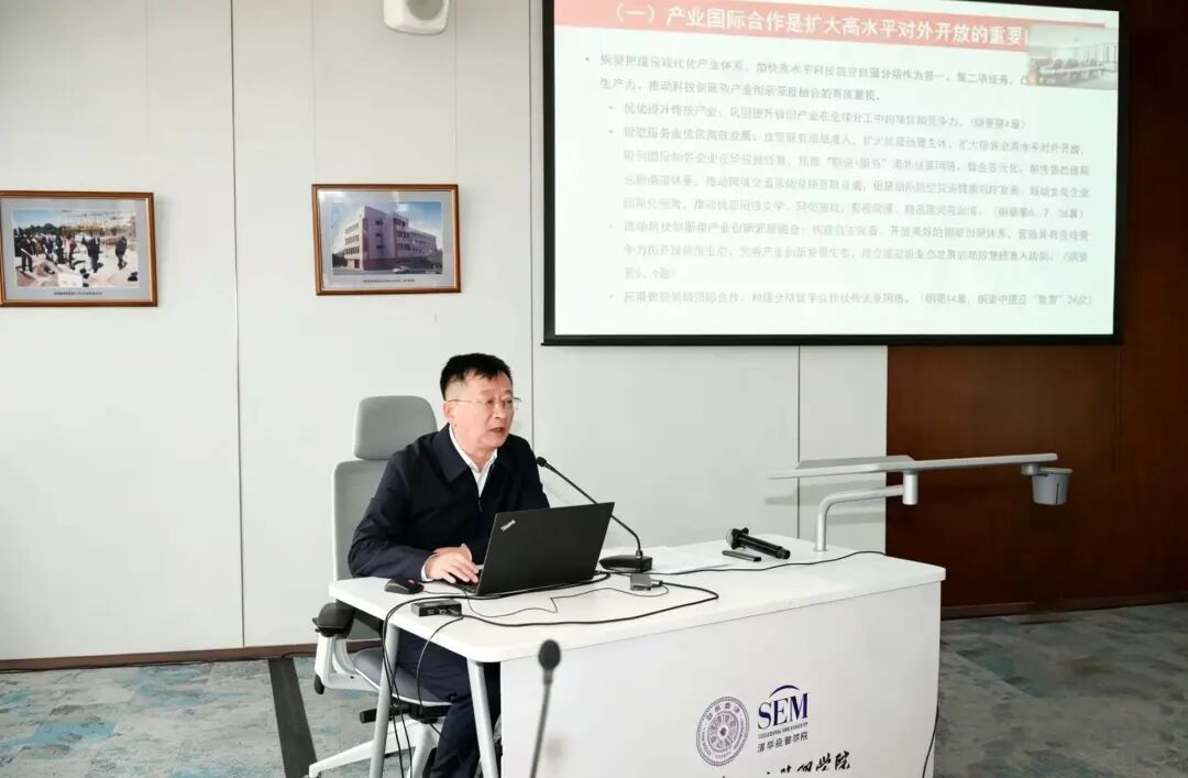 图片包含 室内, 桌子, 男人, 办公室 AI 生成的内容可能不正确。