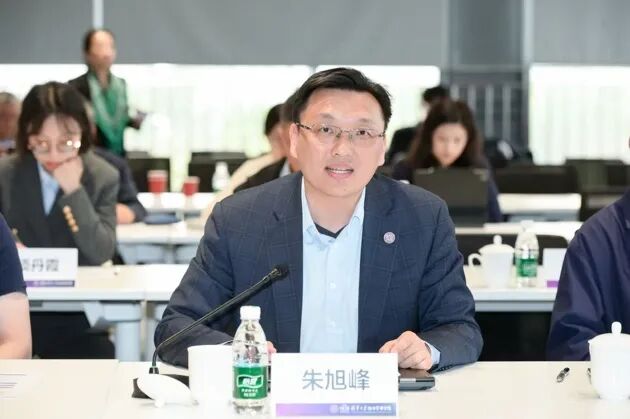 一群人坐在桌子前 AI 生成的内容可能不正确。
