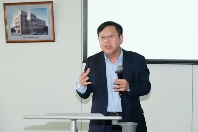 男人在镜子前自拍的穿西装 AI 生成的内容可能不正确。
