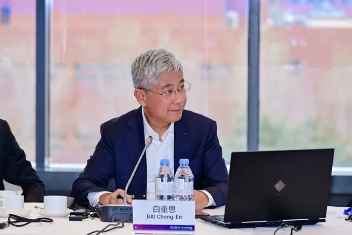 电脑前的男人和女人在桌子边 AI 生成的内容可能不正确。