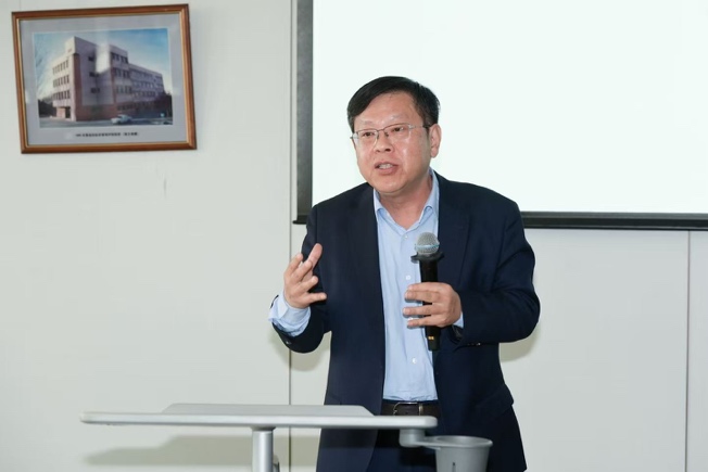 男人在镜子前自拍的穿西装 AI 生成的内容可能不正确。