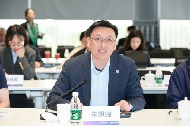 一群人坐在桌子前 AI 生成的内容可能不正确。